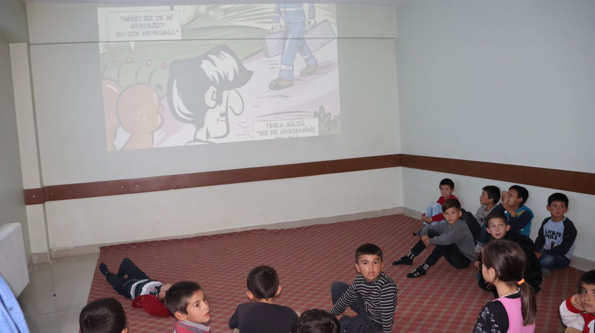 Kaymakamımız Sn Mehmet KAYA Çamlıca İlkokulunda Enerjisa Üretim tarafından düzenlenen Enerji Verimliliği ve Enerji Tasarrufu Kavramları konulu etkinliğine katıldı.Kaymakamımız etkinlik sonrası çocuklara boyama kitapları dağıttı.<a href="/gokmen_cicek_/">Gökmen Çiçek</a>  <a href="/kayserivaliligi/">T.C.Kayseri Valiliği</a> <a href="/Mehmetkayamia/">Mehmet KAYA</a>