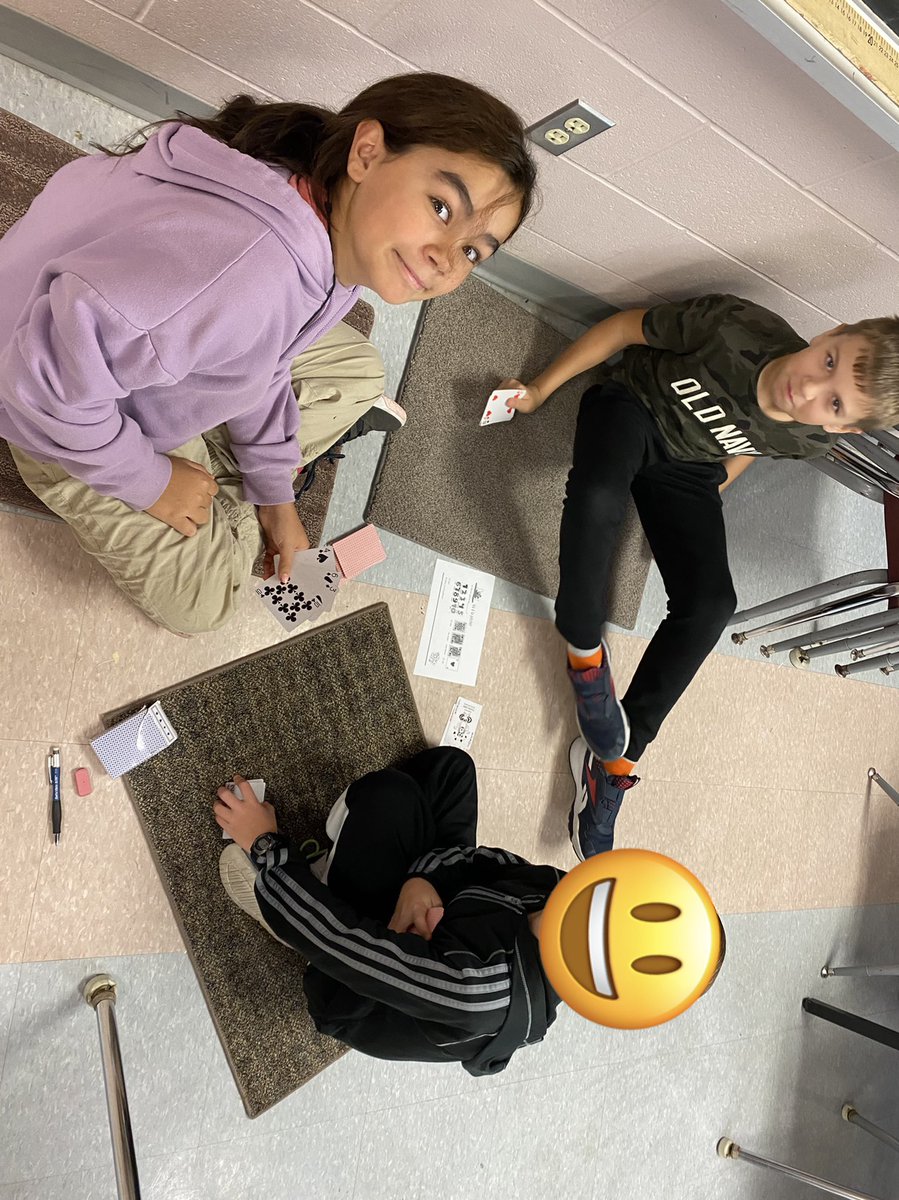 mme_barbosa's tweet image. Late post alert ☺️ 
The Gr.3-5 Ss have been practicing their numbers, and asking questions by playing Go Fish in French class 🐟🤗 #funinfrench #icanspeakfrench #learningwhileplaying ☺️