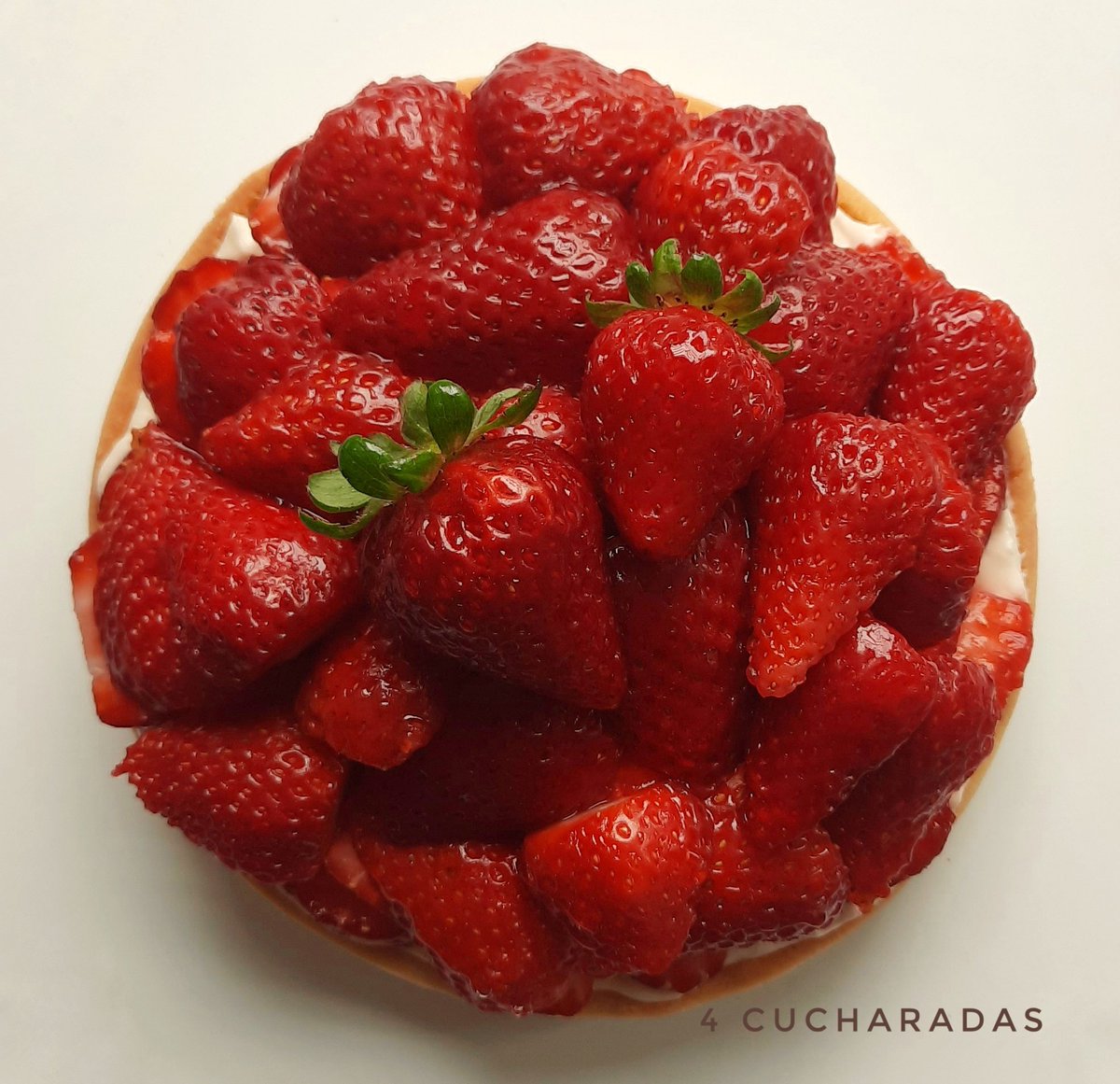 4cucharadas's tweet photo. Pongamosle un poco de color a este dia gris☁️
☆▪︎ Tarta de Frutillas con crema Chantilly🍓 ▪︎☆
#pastrychef #pasteleria #frutillas #cremachantilly #masasablee #tartadefrutillas #felicidad #festejar #foodstylingandphotography #foodstyling https://t.co/RxoLApaoYN
