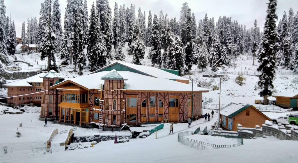 izeeshandar's tweet photo. It is snowing &amp; it has brought delight to the tourists as can be seen they are loving it in world famous tourist spot #Gulmarg. Kashmir is famous for its beauty &amp; adding to it are its four diff seasons which cover the valley with different mesmerizing colours.
#ParadiseCalling https://t.co/GCywpqHz8F