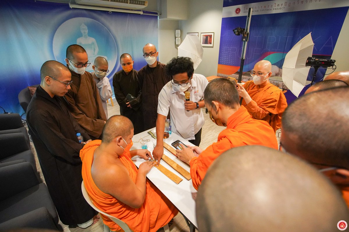 MPSCchannel's tweet photo. คณะพระนิสิตจากมหาวิทยาลัยมหาจุฬาลงกรณราชวิทยาลัย
ภาค Inter นานาชาติ อาทิ เวียดนาม ภูฏาน พม่า
จำนวน 20 รูป/ท่าน
ได้เดินทางมาเยี่ยมชมการทำงานของโครงการพระไตรปิฎกฉบับธรรมชัย
ทางโครงการฯ ขอกราบอนุโมทนาบุญมา ณ โอกาสนี้
รับชมภาพเพิ่มเติมได้ที่ https://t.co/EwWRHIwbH2
#DigitalHumanities https://t.co/CGIDsmJ5wg