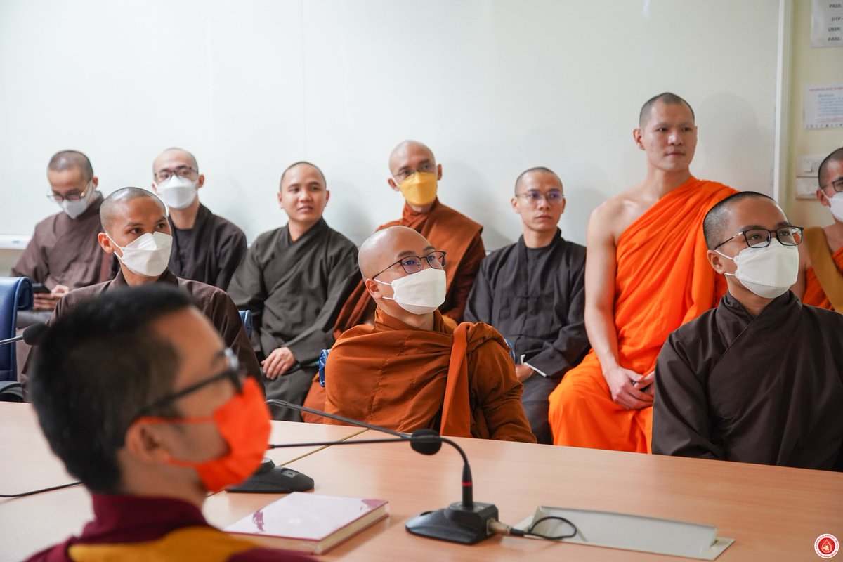 MPSCchannel's tweet photo. คณะพระนิสิตจากมหาวิทยาลัยมหาจุฬาลงกรณราชวิทยาลัย
ภาค Inter นานาชาติ อาทิ เวียดนาม ภูฏาน พม่า
จำนวน 20 รูป/ท่าน
ได้เดินทางมาเยี่ยมชมการทำงานของโครงการพระไตรปิฎกฉบับธรรมชัย
ทางโครงการฯ ขอกราบอนุโมทนาบุญมา ณ โอกาสนี้
รับชมภาพเพิ่มเติมได้ที่ https://t.co/EwWRHIwbH2
#DigitalHumanities https://t.co/CGIDsmJ5wg