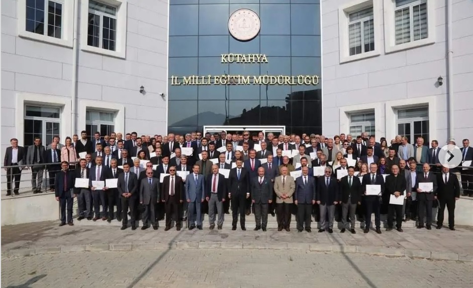 SaphaneMEM's tweet photo. İl Milli Eğitim Müdürlüğümüzce yürütülen Eğitim ve Gelişim Programı (EGEP) kapsamında İlçemizden 4 okulumuz ödül almaya hak kazandı. Ödül törenine İlçe Milli Eğitim Müdürümüz Metin KOZ ve okul yöneticilerimiz katıldılar. Okullarımızı tebrik eder, emeği geçenlere teşekkür ederiz. https://t.co/9kcSWJRxzO