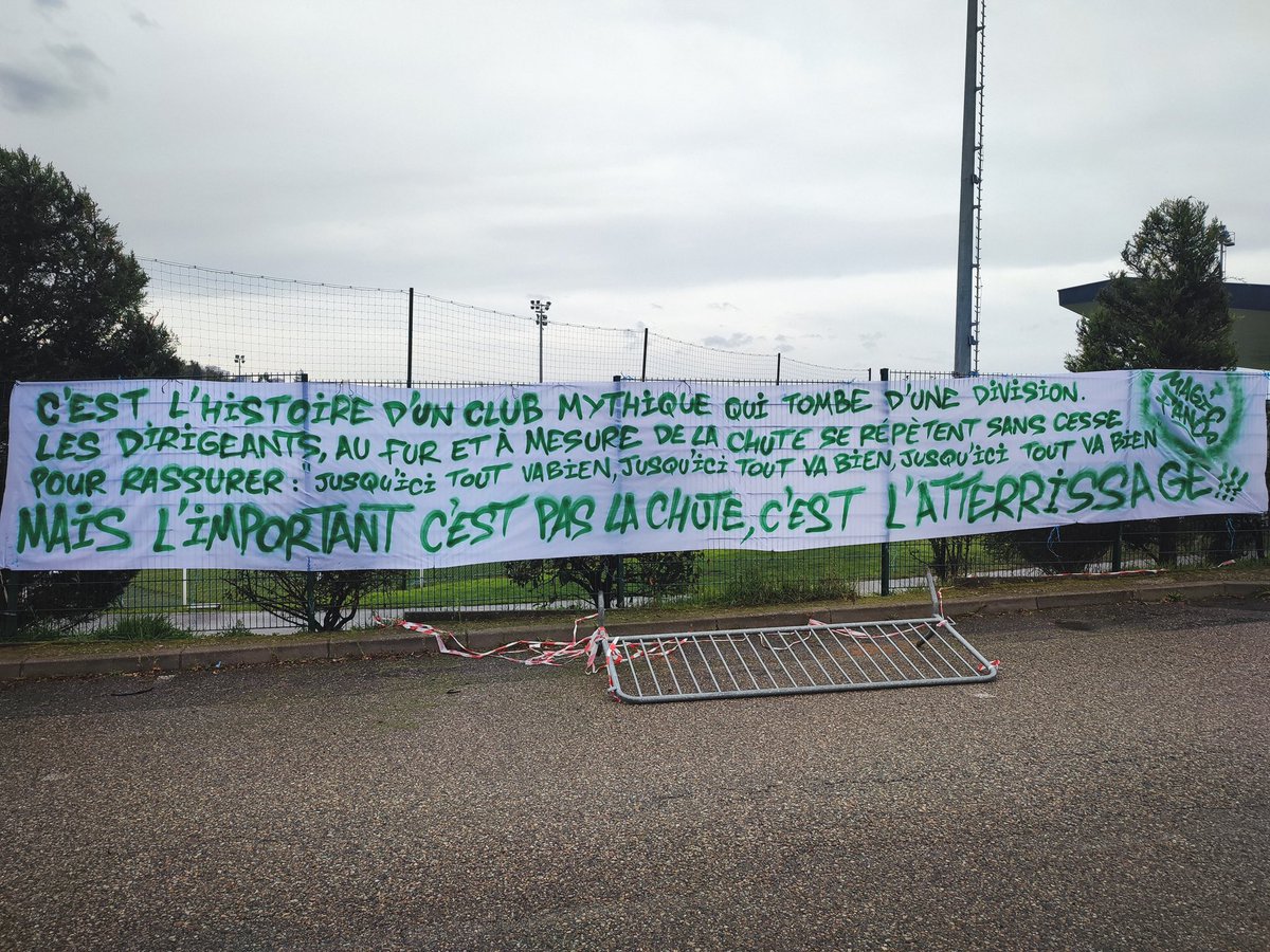 MF91Officiel's tweet image. C’est l’histoire d’un club mythique qui tombe d’une division.
Les dirigeants, au fur et à mesure de la chute se répètent sans cesse pour rassurer : « jusqu’ici tout va bien, jusqu’ici tout va bien, jusqu’ici tout va bien »
MAIS L’IMPORTANT C’EST PAS LA CHUTE, C’EST L’ATTERRISSAGE