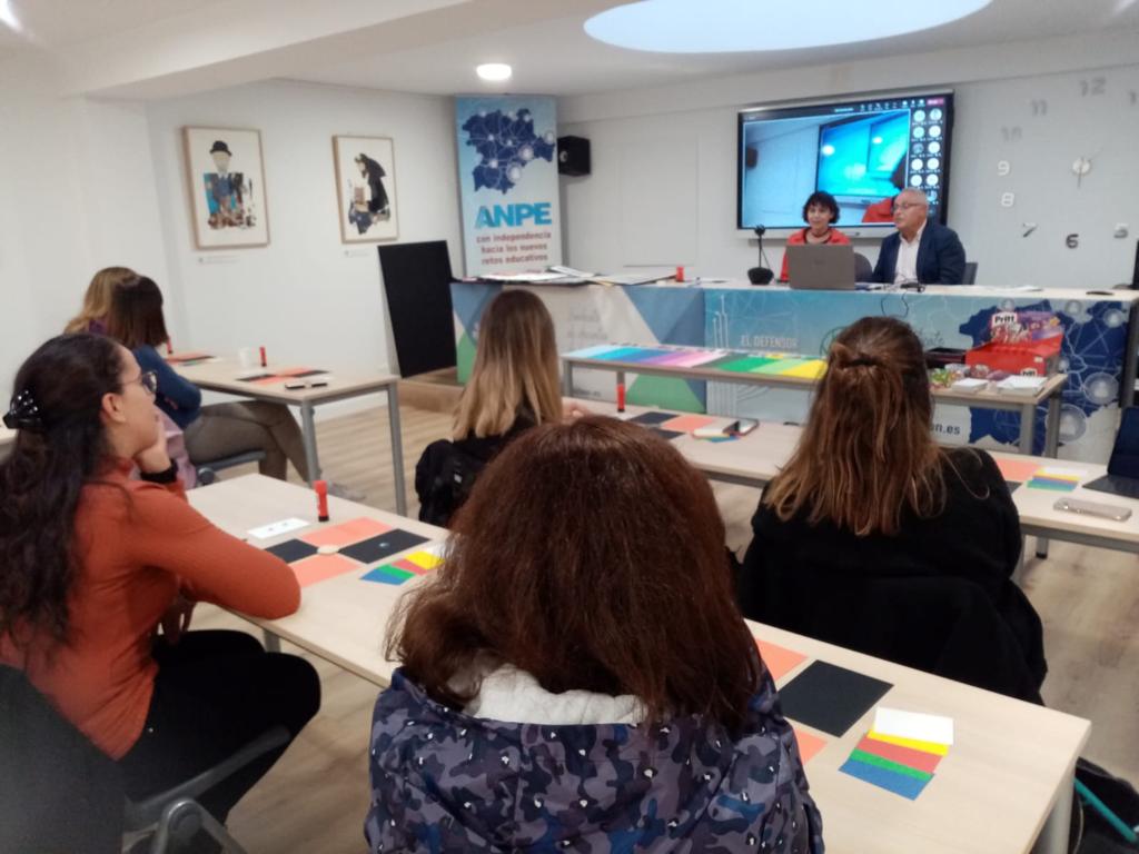 AnpeSalamanca's tweet photo. EXPOSICIÓN Y CHARLA-TALLER "Salamanca, Arquitectura y Pensamiento" de la ilustradora Violeta Monreal en ANPE Salamanca y "teams". Se ha enfocado en la idea de crear "espacios seguros en las aulas" para que los alumnos piensen e imaginen
 #anpesalamanca #anpecastillayleon #ANPE https://t.co/kvu5PmEOkX
