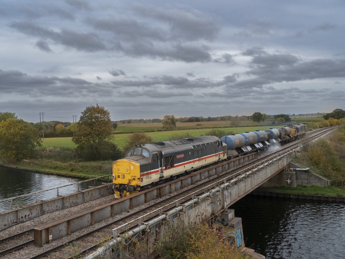 My first opportunity to get a shot of this years RHTT. The RHTT Tractors cross the River Don Navigation at Barmby Dun.Growl Growl #tractors #trains #railways 37425 37419 3J51 19/10/22