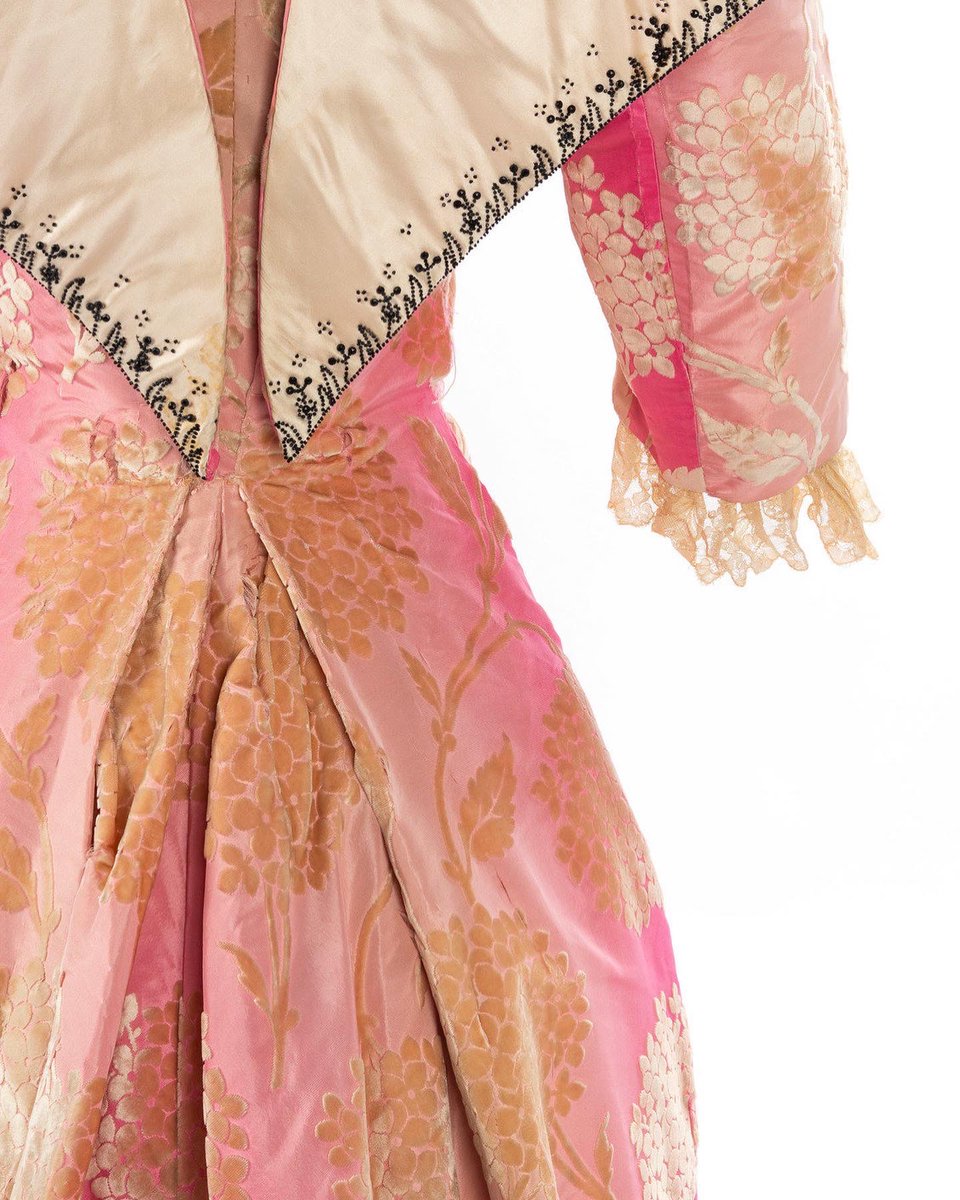 kateStrasdin's tweet photo. There is something languid about the cut of this mid #1890s rose velvet gown. Perhaps it is the slope of the shoulder, suggesting it might be shrugged off at any moment or the lazy drift of a long train. It just needs the hiss of gaslight and a brandy. Sold via @HindmanAuctions https://t.co/YGphhzYl2T