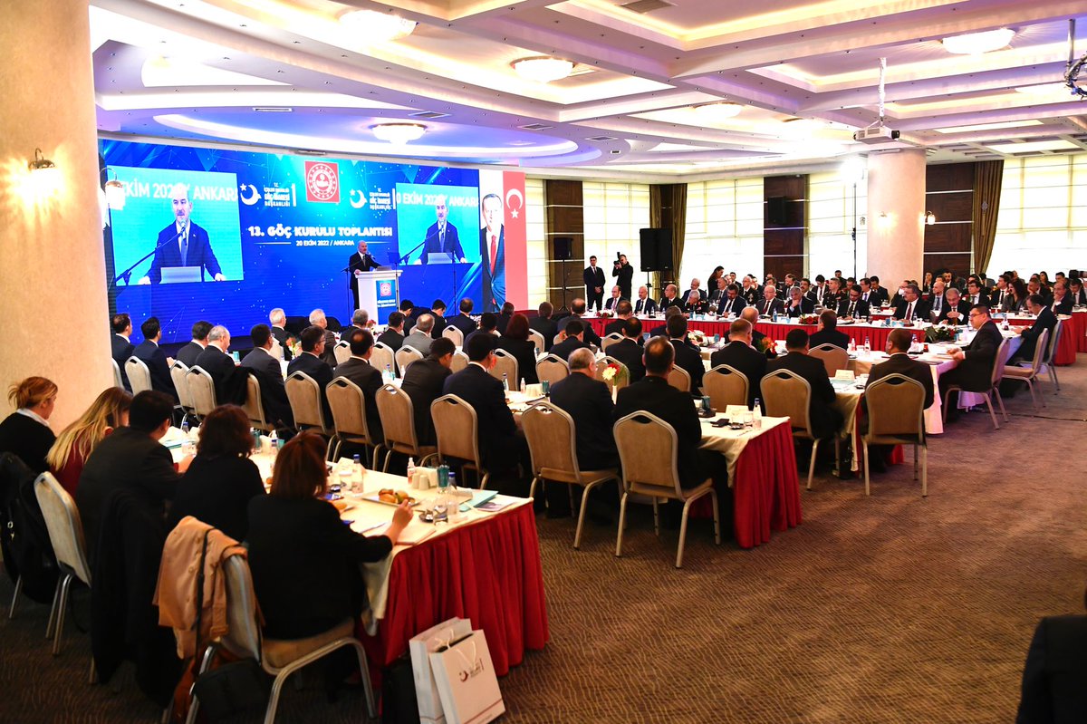 Türkiye, terörle mücadelede, savunma sanayiinde... her konuda olduğu gibi göç konusunda da kendi göbeğini kendi kesmek zorunda kalmıştır.

Göçü küresel gerçek olarak kabul edip sağlıklı bir şekilde yönetmek durumundayız. Türkiye, 11 yıldır bunu gerçekleştirmektedir

📍Göç Kurulu