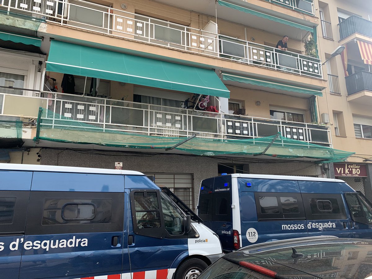 SindiAltMaresme's tweet photo. Ya han entrado. Otra familia en la calle en Pineda de Mar. https://t.co/eUzyewFd6M