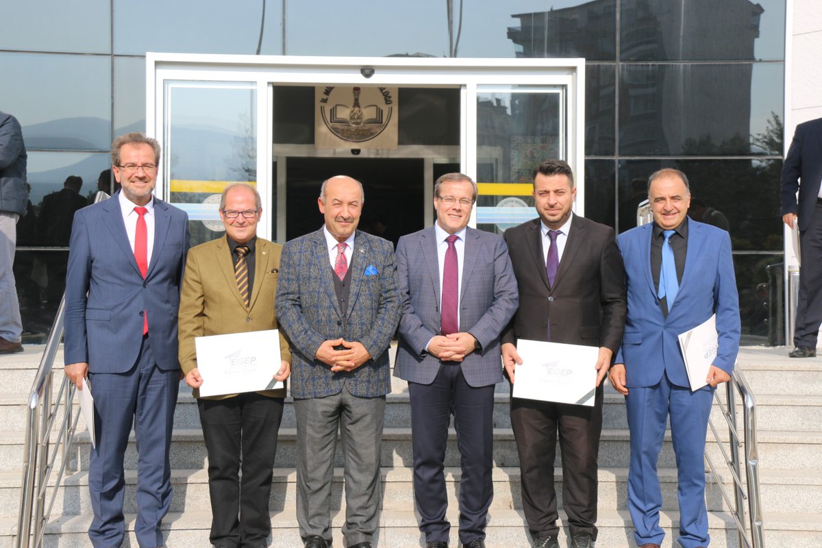 SaphaneMEM's tweet photo. İl Milli Eğitim Müdürlüğümüzce yürütülen Eğitim ve Gelişim Programı (EGEP) kapsamında İlçemizden 4 okulumuz ödül almaya hak kazandı. Ödül törenine İlçe Milli Eğitim Müdürümüz Metin KOZ ve okul yöneticilerimiz katıldılar. Okullarımızı tebrik eder, emeği geçenlere teşekkür ederiz. https://t.co/9kcSWJRxzO