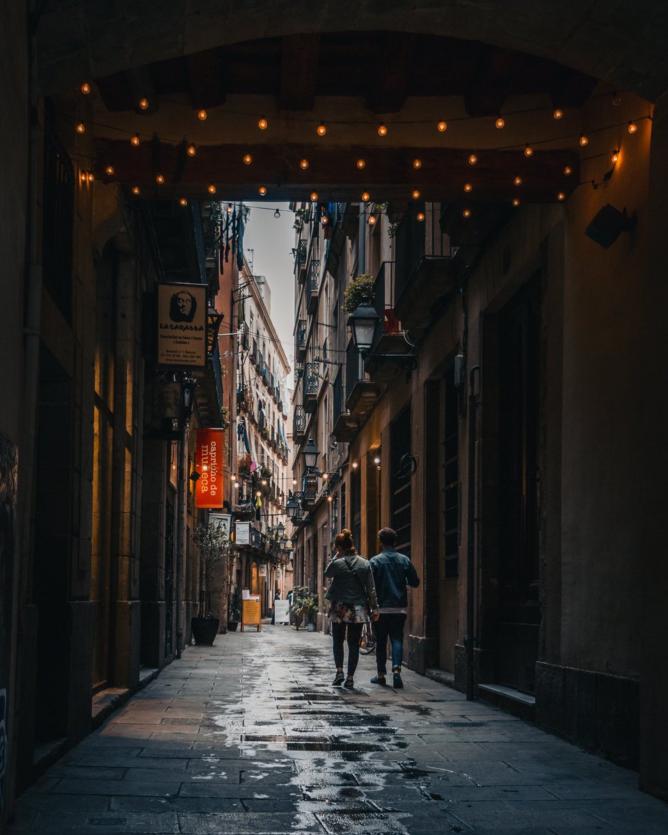 sillage_an's tweet photo. Magical alley in Barcelona✨
#streetphotography #travel #Barcelona https://t.co/AmYvi1O2aj