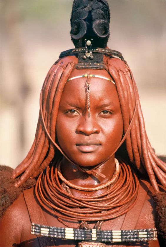 LAURADAZA's tweet photo. The Primal Colour l Red ochre is still used by the Himba people in Africa and today, the material has many applications in ceramics and architecture. Images:
Himba vernacular hut with red ochre photo Eric Lafforgue /ClayCanoe studio/Laurie Spencer /Himba woman photo Pinterest https://t.co/MAqJHVowP1