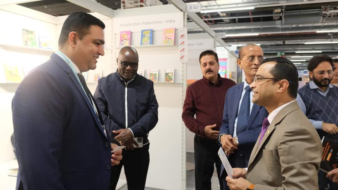 CGIFrankfurt's tweet photo. 🇮🇳 exhibitors shining at #frankfurtbookfair in 🇩🇪. CG inaugurated  #capexil 🇮🇳 pavilion supported by @DoC_GoI &amp; interacted with exhibitors who shared desire to expand presence of 🇮🇳 printing &amp; publishing industry in developing markets as part of GOI's #Local2Global initiatives https://t.co/4uCc409wbK