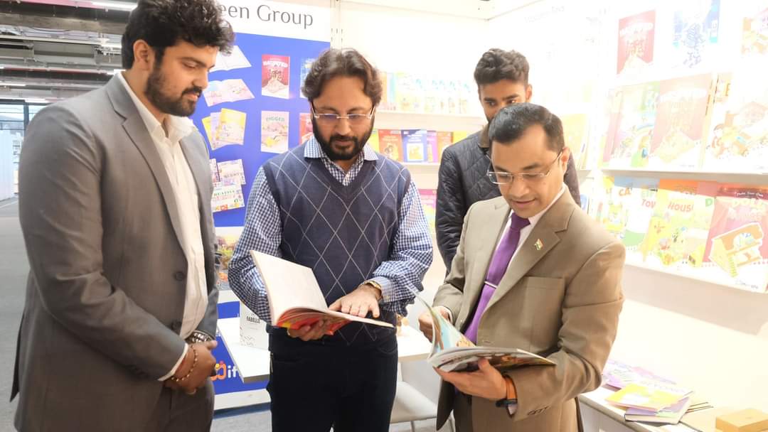 CGIFrankfurt's tweet photo. 🇮🇳 exhibitors shining at #frankfurtbookfair in 🇩🇪. CG inaugurated  #capexil 🇮🇳 pavilion supported by @DoC_GoI &amp; interacted with exhibitors who shared desire to expand presence of 🇮🇳 printing &amp; publishing industry in developing markets as part of GOI's #Local2Global initiatives https://t.co/4uCc409wbK