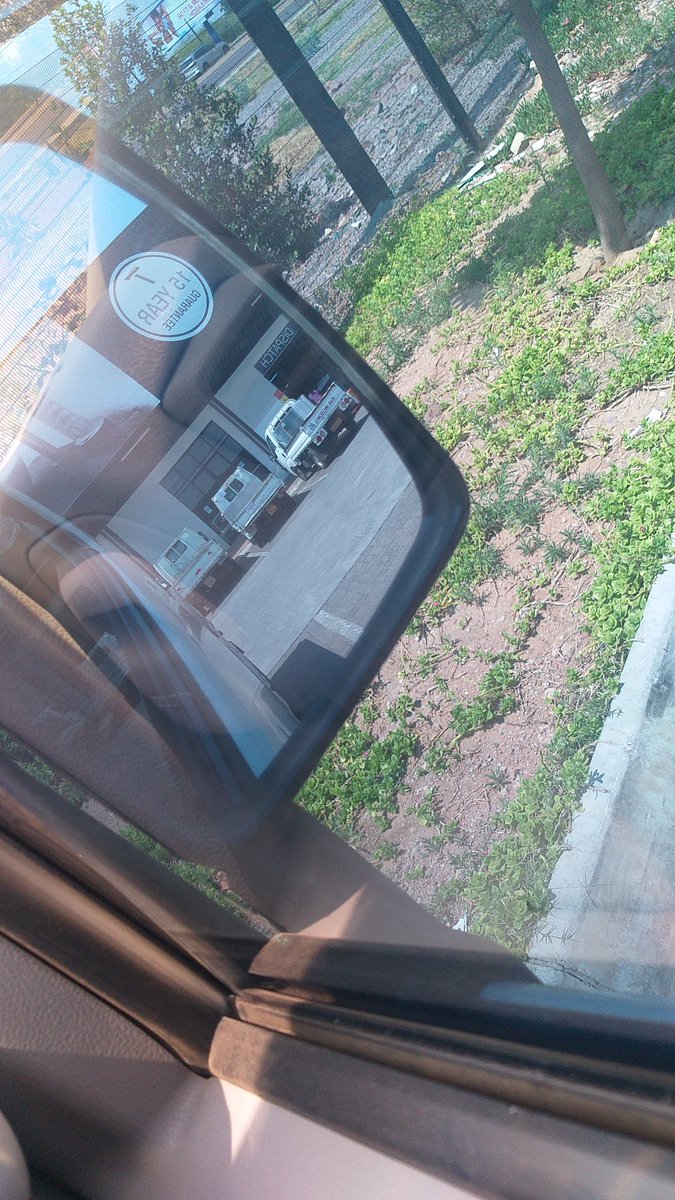 How many cars are in this pic?