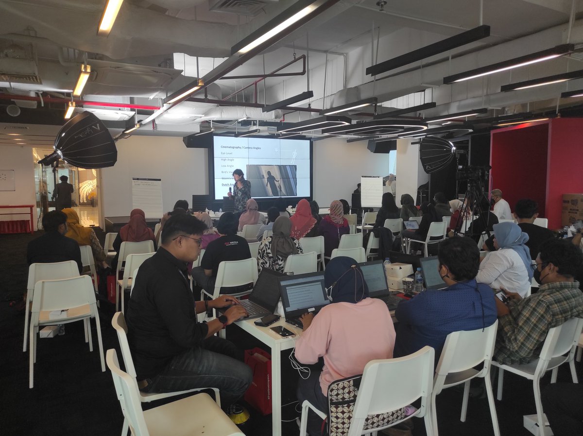unilubis's tweet photo. Mobile Journalism Training by #themediaproject US, collaboration with #IDNTimes #FJPI https://t.co/SvA4ZQ0RTq