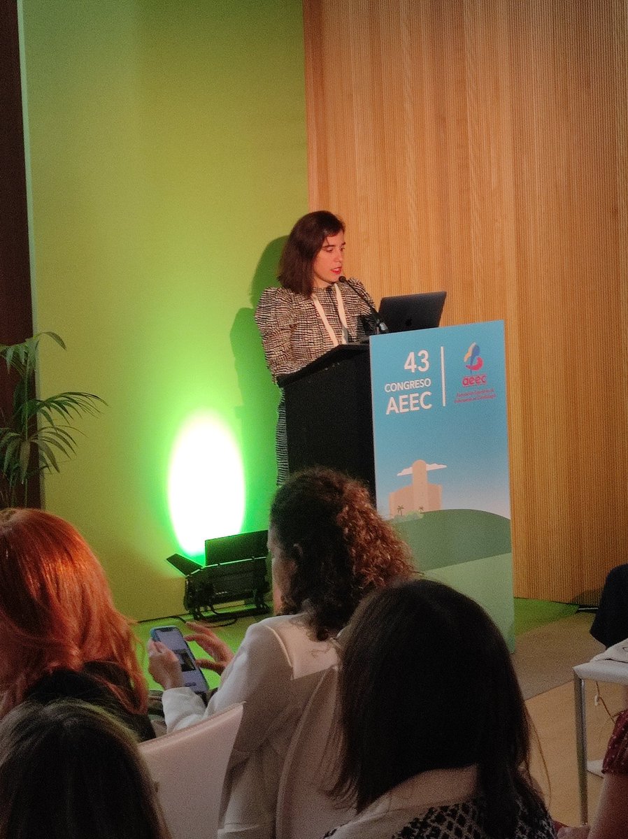 atari_bcn's tweet photo. @AlbaCaramel enfermera del @hospitalclinic presenta la comunicación "Síntomas y calidad de vida según sexo en pacientes con fibrilación auricular para ablación con catéter". Bravo Alba, magnífico trabajo 💪💪 #AEEC22 @AEEC_enfcardio https://t.co/p970OjiXC5