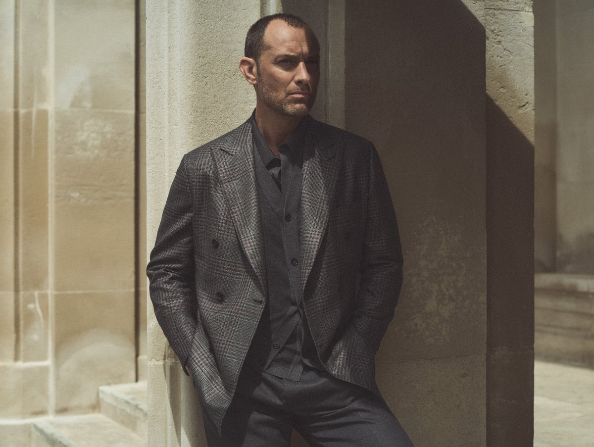 In their second campaign for the House, Jude Law and Raff Law are portrayed beyond the spotlight, in a distinctive, personal frame celebrating their natural charisma and the Brioni’s masterful craftsmanship. Discover more at Brioni.com
#JudeLaw #RaffLaw #Brioni