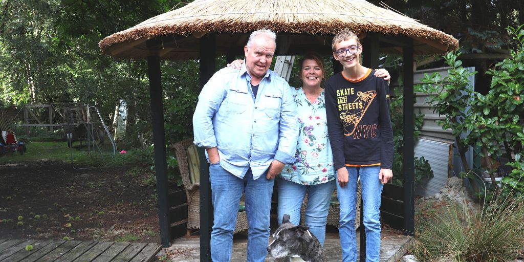 Karin en Hans zetten hun voordeur open voor wat oudere kinderen met een verstandelijke beperking. In hun Gezinshuis in Valthermond maakt Theo grote stappen in zijn ontwikkeling. 
cosis.nu/alles-over-cos…