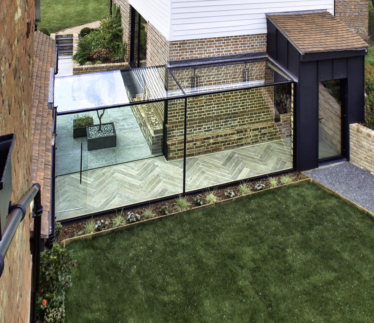 IQGlassUK's tweet photo. #Framelessarchitecturalglazing can be used to create #minimalglasslinks, joining two spaces without altering the wider building envelope.
How to connect two spaces with a #glasslink >>> https://t.co/Xno3qdbRIl https://t.co/3KAEDZOzVZ