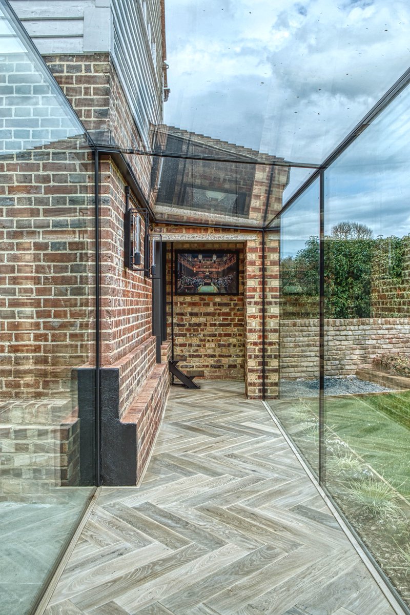 IQGlassUK's tweet photo. #Framelessarchitecturalglazing can be used to create #minimalglasslinks, joining two spaces without altering the wider building envelope.
How to connect two spaces with a #glasslink >>> https://t.co/Xno3qdbRIl https://t.co/3KAEDZOzVZ