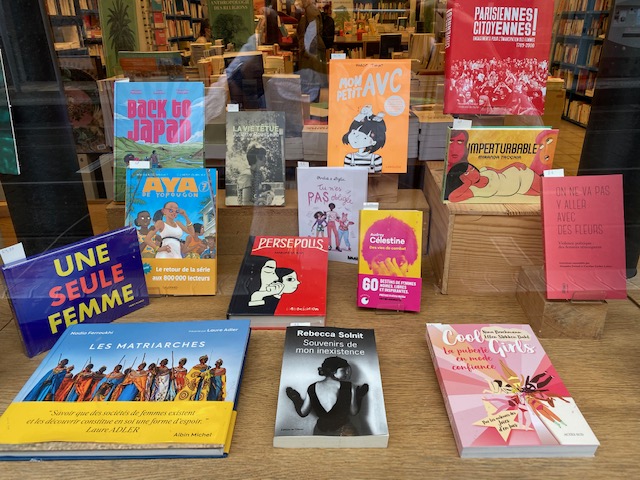 capsciences's tweet photo. 💪Merci à la @librairiemollat pour cette jolie vitrine sur la thématique de notre expo-spectacle "24h de la vie d'une femme" @24hWmn ➡ à voir jusqu'au 06 novembre à Cap Sciences ! https://t.co/84HJi12RLq