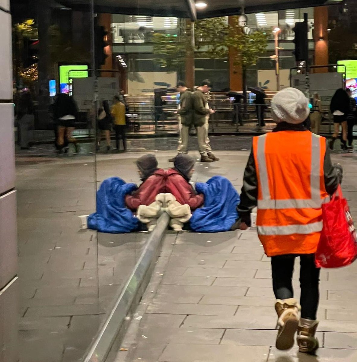 StorageBury's tweet photo. Our lovely Sonja & volunteers from @HomelessAid_UK were out again last Saturday night, providing much needed help to our Manchester Homeless Community.
For more info @HomelessAid_UK or @mcrburyhomeless
#homeless #homelessness #buryhomelessproject #homelessaiduk #surestorebury https://t.co/SoT7wrxWEY