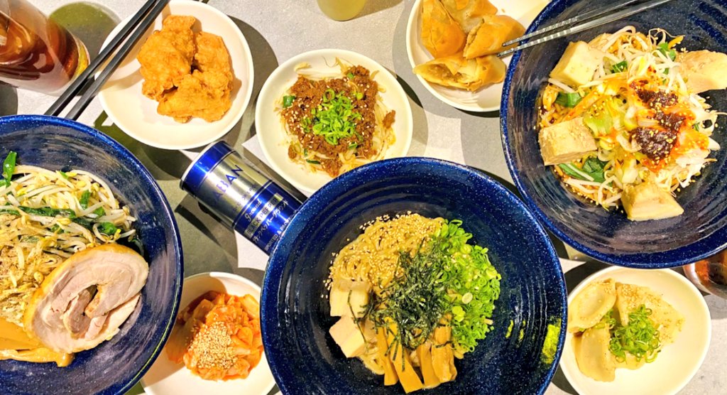 ABUMEN1010's tweet photo. 🍜 沖縄も、少しずつひんやりとして参りました⛄️✨ しっかり食べて体力をつけていきましょう🕊🌈 本日も L.O.23:30でお待ちしております😋🥢 皆様お体には気をつけて🙋🏼♀️
#油そば #ABUMEN一周年 #ABUMEN #油麺 #ラーメン好きな人と繋がりたい https://t.co/i7fv04IuJN