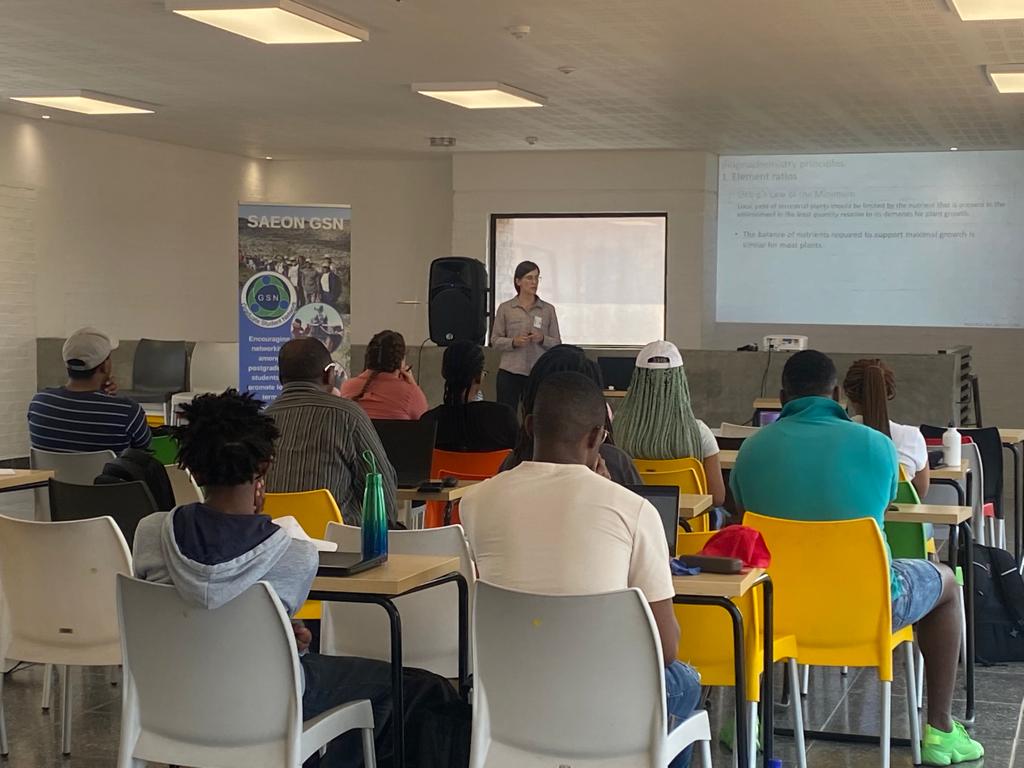 SAEON_GSN's tweet image. EFTEON's Scientist Dr @KathleenGSmart presenting during the Carbon flux workshop at the @Saeonews GSN Indibano 2022.

#GSNIndibano22