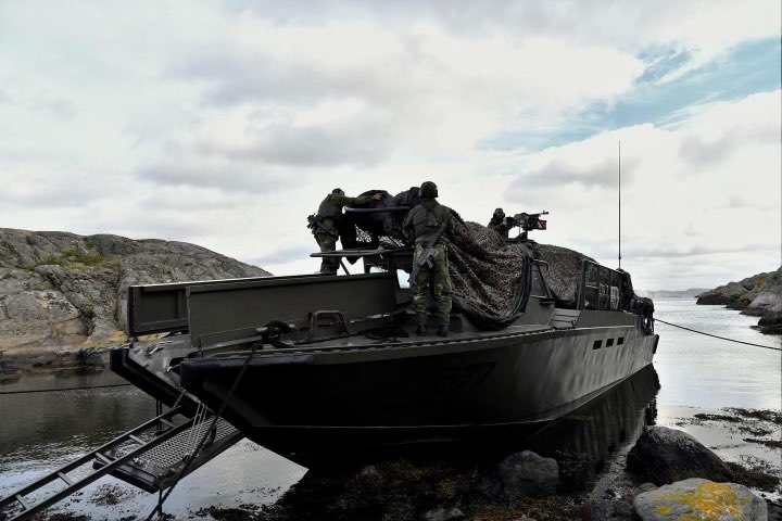 Marinen har prövat sin förmåga att med kort varsel minera inloppet till Ystad hamn. Syftet är att kunna bekämpa fientligt ytgående farkoster och fientlig undervattensverksamhet. Mer information kommer.