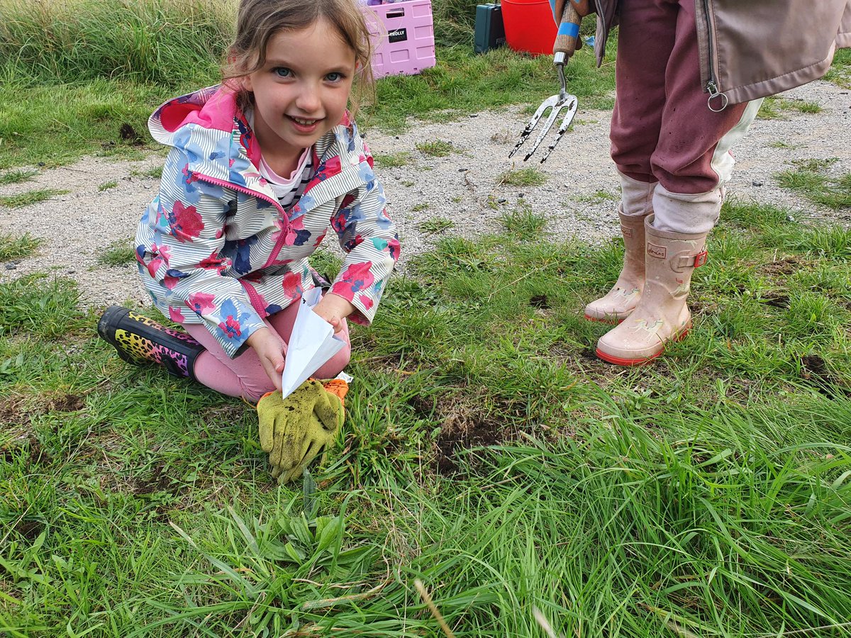 What a lovely session we had planting some wildflower seeds with Charlotte and the East Flintshire Rainbows last month 🌈

#deeparkcommunitywoodland #deepark