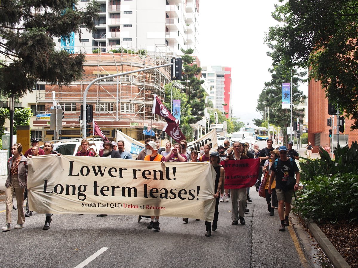 "Landlords go to hell!
Take your rent hikes there as well!”
Renters marched in the streets of Brisbane today, while Premier @AnnastaciaMP (landlord) convened a "housing summit" full of landlords, who collectively decided to do nothing for renters and everything for landlords.
