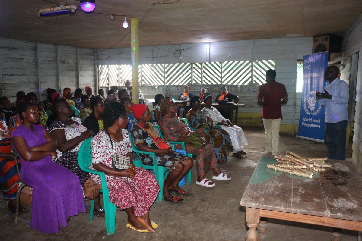 WFP_Cameroon's tweet photo. #CAMEROON 🇨🇲

Successful commemoration of the International Day of the Rural Women in the Southwest region.

@WFP in partnership with @Snwot4 engaged with the women and girls in Tole to improve their capacity on the production of cassava and empower them.

#WFP
#SavingLives https://t.co/DboAm544cR