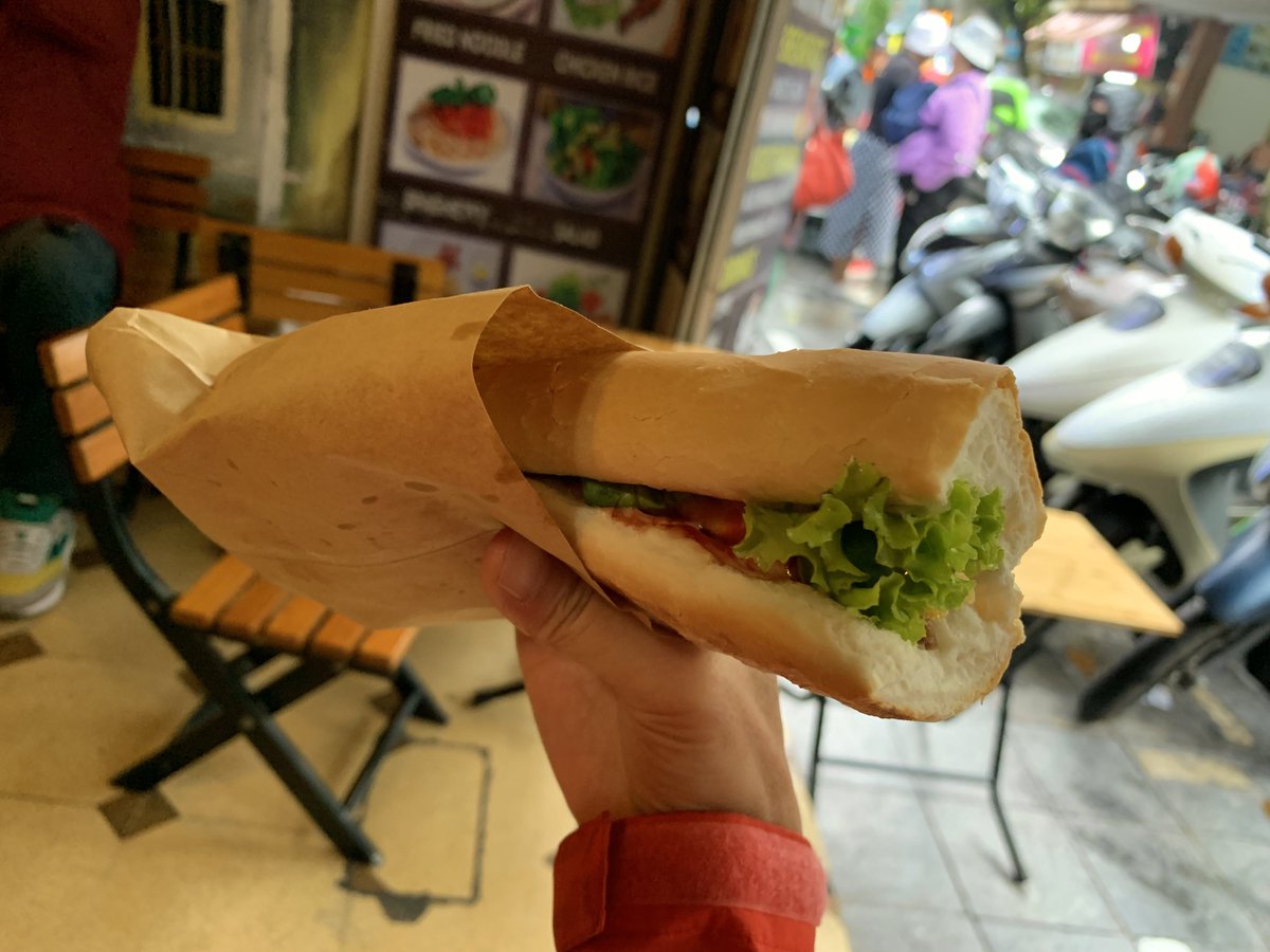 vemupa_waka's tweet photo. まずは王道、エッグコーヒーとバインミー。
人が沢山いたら美味しい、で間違いないようだ。
#Vietnam
#ハノイ
#エッグコーヒー
#バインミー
#Coffee24
#ベトナム旅
#vemupa https://t.co/AN0naGzE4E
