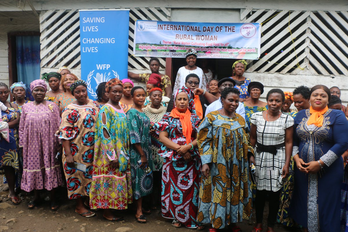 #CAMEROON 🇨🇲 Successful commemoration of the International Day of the Rural Women in the Southwest region. @WFP in partnership with @Snwot4 engaged with the women and girls in Tole to improve their capacity on the production of cassava and empower them. #WFP #SavingLives