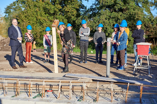 Het is feest deze week! We vieren het slaan van de eerste paal van ons gebouw.
goudaupwonen.nl/nieuws/1060904…
#ouderinitiatief #inclusiefwonen #gouda #vanwijnen #woonpartners