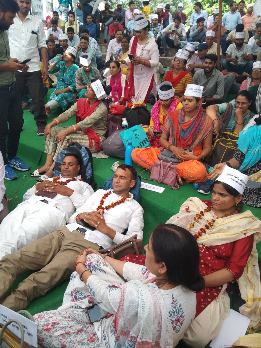 aaditya67088078's tweet photo. @ashokgehlot51 श्रीमान 3ग्रेड ट्रांसफर के लिए ये कल से भूखे बैठे अपनी  संवेदना इन पर भी दिखाए हमें पूरा विश्वास है आप आज ही निर्णय लेंगे🙏 https://t.co/Dq6BueG2wp