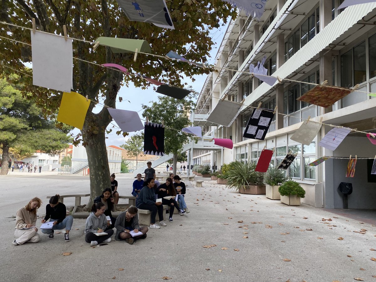 ⁦@LaGrandeLessive⁩ lessive @lycee Beaussier compétences exposer représenter dessiner ⁦<a href="/CroisonnierH/">Croisonnier Hélène</a>⁩