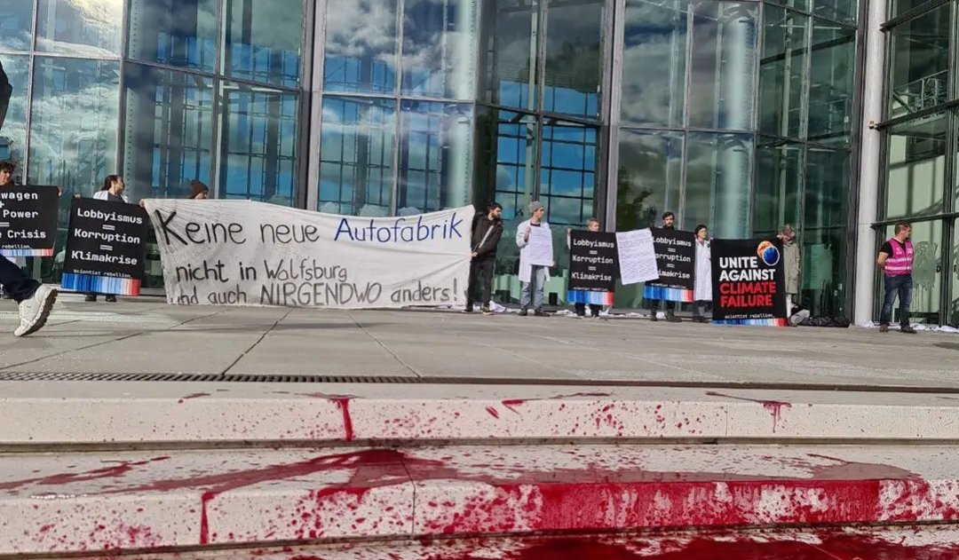 ¡AHORA MISMO EN BERLÍN!
Miembros de Rebelión Científica y Extinction Rebellion España junto a científicas de todo Europa han entrado en el Pabellón Porsche del edificio Autostadt Wolfsburg y se han pegado con superglue al suelo delante de los coches de lujo...