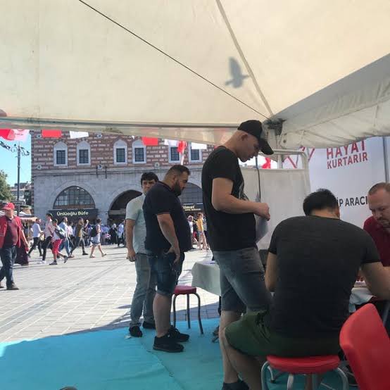 İhtiyacımız olan 3 milyon tam kan, 9 milyon ünite kan bileşenini biz de diğer gelişmiş ülkeler gibi kent meydanlarından topluyoruz

Tamam kent silüeti ve ticaret önemli
Peki ama insan hayatı❓

Kıymetli Belediye Başkanlarımız, Valilerimiz,Esnafımız Kızılaycılara yardımcı olunuz❗️