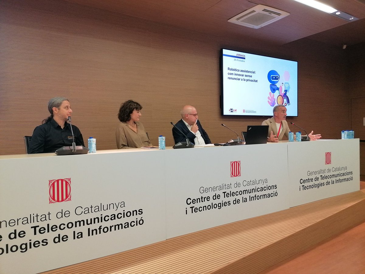 🔴 Comença la taula rodona sobre #ProteccióDeDades des del disseny, per conèixer experiències de la mà de @FerroFrancescoE de @PALRobotics, @lluisanaya de #CTTI @gencat i @nuriann77 de @STS_barcelona i @IdeaiUpc #JornadesAPDCAT