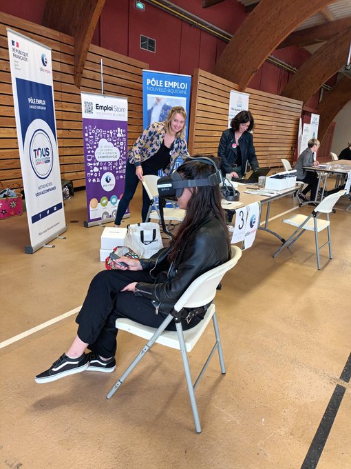 FTravail_NA's tweet photo. [#Recrutement] La matinée est consacrée à la découverte des métiers des filières #bois et #forêt à #Bourganeuf ! La réalité virtuelle et aussi des simulateurs permettent aux candidats de s'immerger dans les actes métiers ! #AvecPôleEmploi cc @RCFLimousin   https://t.co/8AIVYFs28Y https://t.co/hEFnbgrxyL