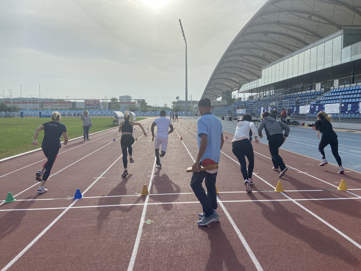 ChrisHARNEQUAUX's tweet photo. En direct du #STADEVERSLEMPLOI de #Toulon des candidats et des employeurs en pleine action ! Des rencontres sportives sur le stade Léo Lagrange #MTPM @poleemploi_VAR @FFAthletisme https://t.co/VXVEtWXU2M