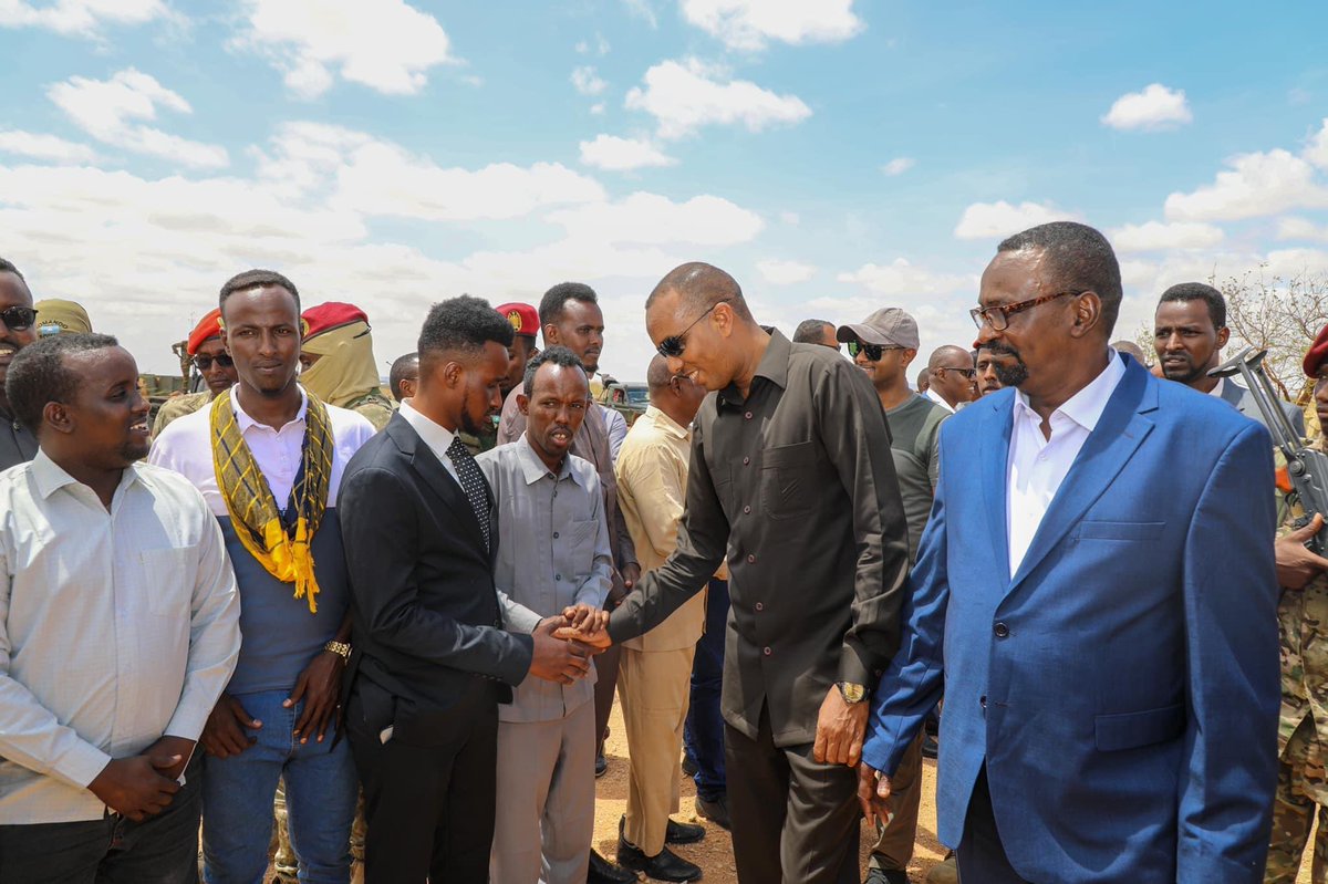 SONNALIVE's tweet photo. PM @HamzaAbdiBarre arrives in #Beledwayne town, received warmly welcoming by #HirShabelle VP Yusuf Ahmed Hagar, federal MPs and city's folks. The premier’s visit amid at accelerating military campaign against #AlShabab terror group. #Somalia https://t.co/ZmIWTbxxvO