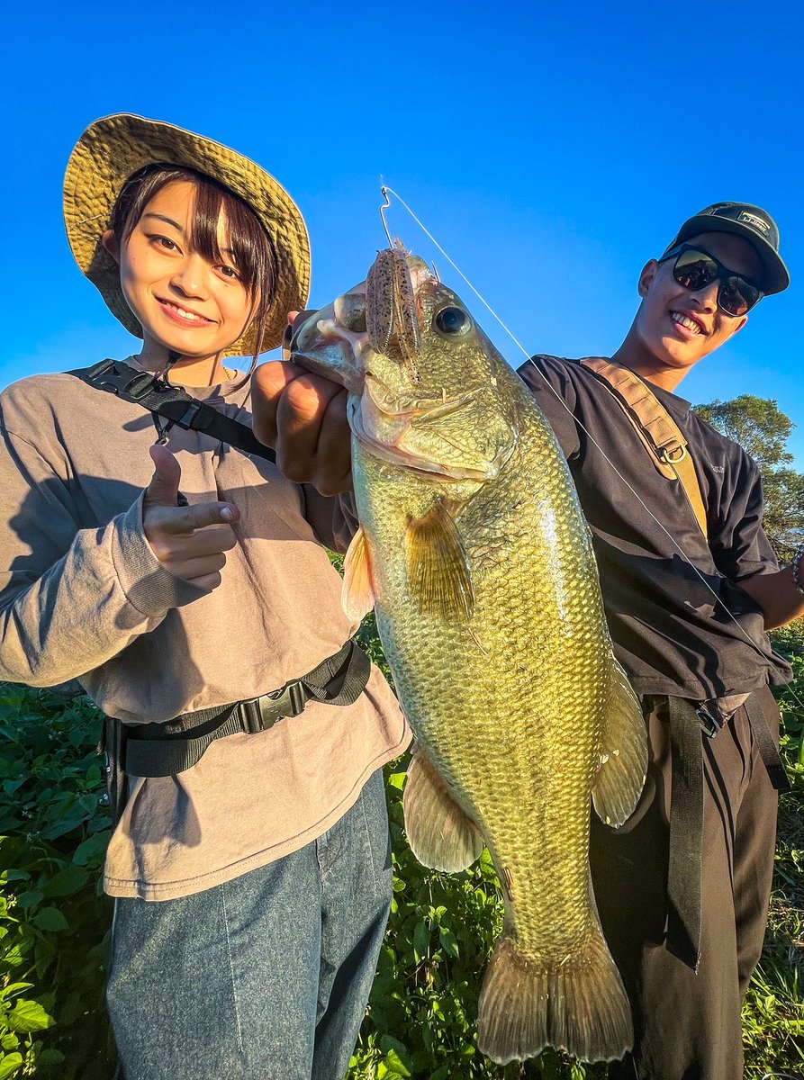 hatatakuma's tweet photo. 遠賀川で　
りなてぃ〜と
釣りしたい

そんな夢を叶えるドリーム釣行

先日のＢＱＴ遠賀川の優勝者
すばてぃ〜　こと守田昴
なかなか面白い若者だった https://t.co/Eul342vL5R