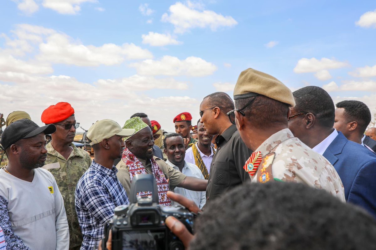 RadioSna's tweet photo. PM @HamzaAbdiBarre arrives in #Beledwayne town, received warmly welcoming by #HirShabelle VP Yusuf Ahmed Hagar, federal MPs and city's folks. The premier’s visit amid at accelerating military campaign against #AlShabab.
#Somalia https://t.co/nBMoI4ZHxe