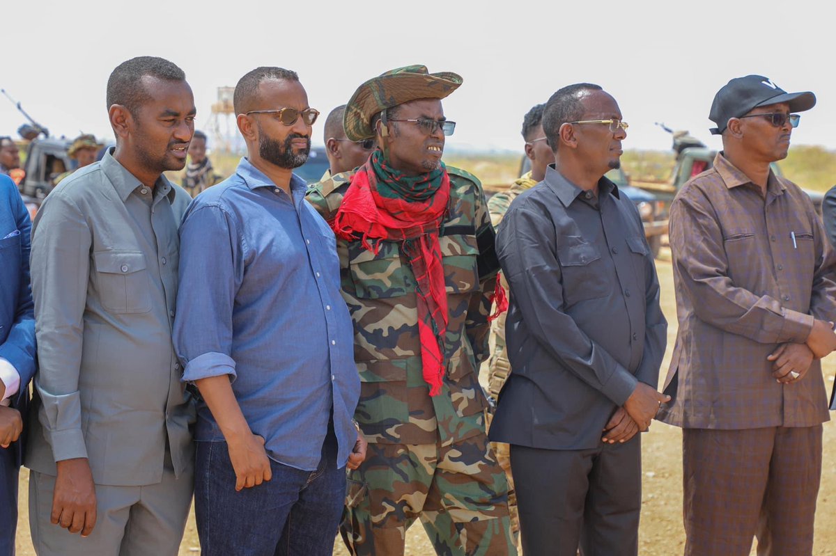 RadioSna's tweet photo. PM @HamzaAbdiBarre arrives in #Beledwayne town, received warmly welcoming by #HirShabelle VP Yusuf Ahmed Hagar, federal MPs and city's folks. The premier’s visit amid at accelerating military campaign against #AlShabab.
#Somalia https://t.co/nBMoI4ZHxe