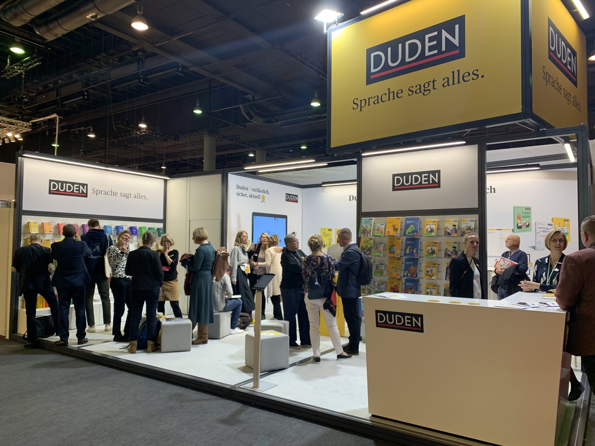 Wir freuen uns über den regen Zuspruch auf der Frankfurter Buchmesse. Besucht uns gerne an unserem Stand D143 in Halle 3.0💛#Duden #FBM22