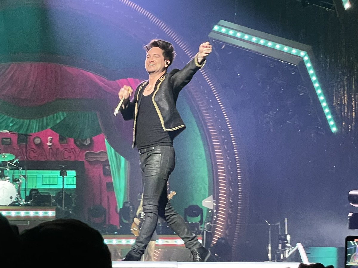 stephashleywil's tweet photo. Brendon really is The Greatest Showman 🕺🏻

#VivaLasVengeancetour #panicatthedisco #VivaLaAirstream #TheKiaForum #patd https://t.co/jEynZ7new9