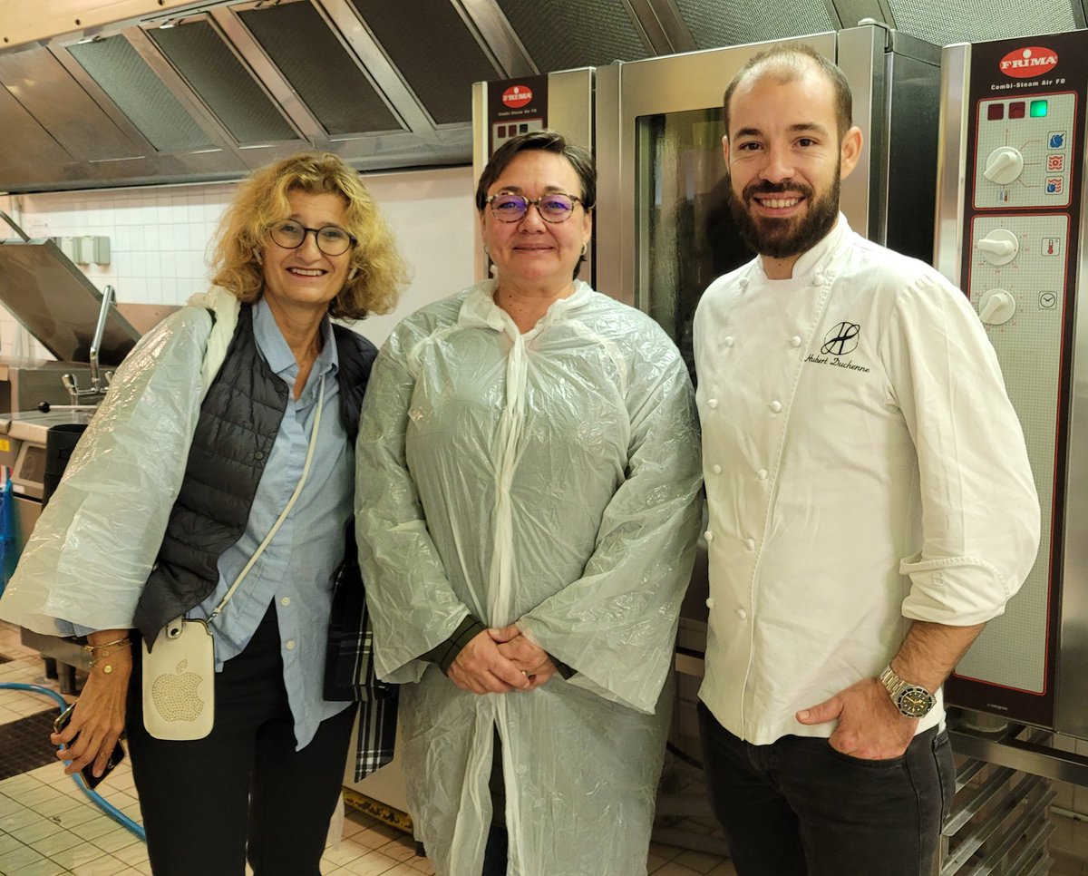 cde15_75015's tweet photo. Merci au chef Hubert Duchene venu échanger avec la responsable de la restauration et avec Solange et son équipe (écoles Miollis) pour la préparation du #legrandrepas un grand bravo à toutes nos équipes de cuisine de #paris15 https://t.co/zrfQt6Sy6i